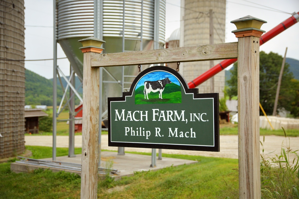 mach-farm-sign